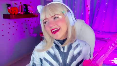 Snapshot of tiny__emmy chatting on 02/17/25, 03:42 Emmy blue berry1 online show from 02/17/25, 03:42