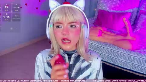 Snapshot of tiny__emmy chatting on 02/17/25, 06:48 Emmy blue berry1 online show from 02/17/25, 06:48