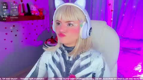 Snapshot of tiny__emmy chatting on 02/17/25, 10:25 Emmy blue berry1 online show from 02/17/25, 10:25