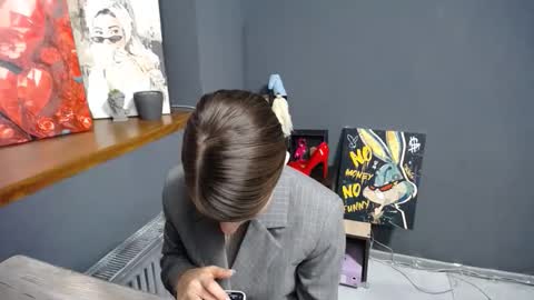 Gloria online show from 10/22/25, 06:24