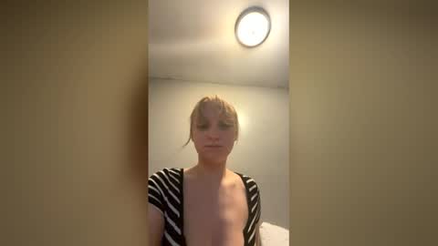 Snapshot of tinyblondebarbie chatting on 05/30/26, 08:00 tinyblondebarbie online show from 05/30/26, 08:00