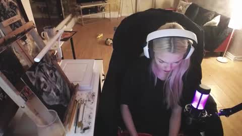 stage Kylie Sinner  brand CLITBAIT online show from 02/14/25, 10:58