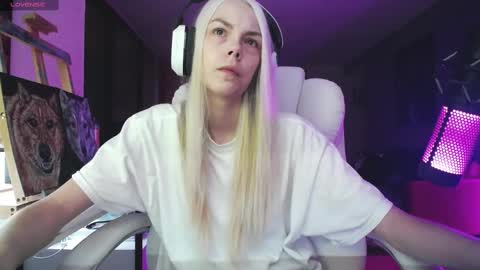 stage Kylie Sinner  brand CLITBAIT online show from 09/18/25, 09:22