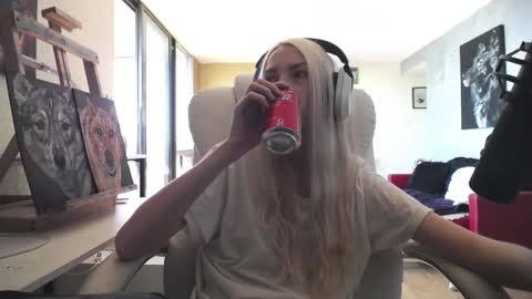 stage Kylie Sinner  brand CLITBAIT online show from 10/04/25, 05:00