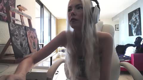 stage Kylie Sinner  brand CLITBAIT online show from 10/06/25, 06:16