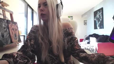 stage Kylie Sinner  brand CLITBAIT online show from 10/10/25, 07:35