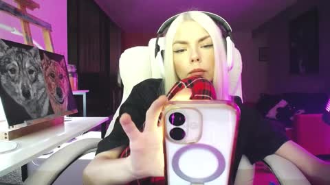 stage Kylie Sinner  brand CLITBAIT online show from 10/19/25, 10:21