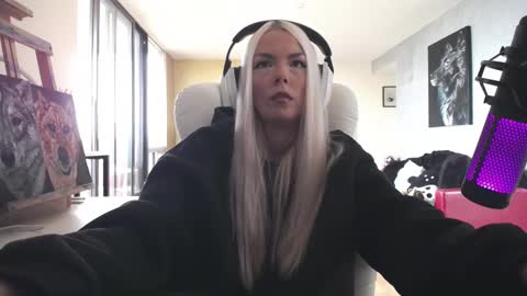 stage Kylie Sinner  brand CLITBAIT online show from 10/20/25, 03:56