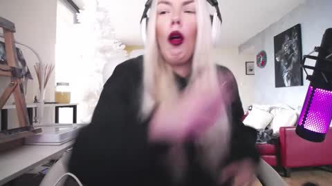 stage Kylie Sinner  brand CLITBAIT online show from 12/04/25, 12:36