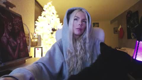 stage Kylie Sinner  brand CLITBAIT online show from 12/15/25, 06:06