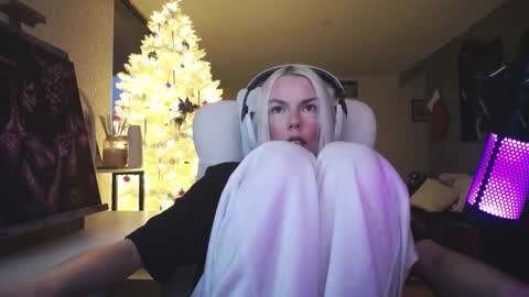 stage Kylie Sinner  brand CLITBAIT online show from 12/19/25, 08:49