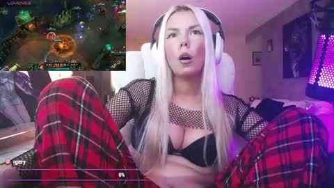 Snapshot of tinykylie chatting on 05/27/26, 01:57 stage Kylie Sinner brand CLITBAIT online show from 05/27/26, 01:57