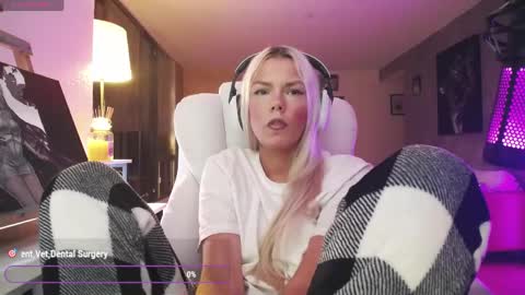 Snapshot of tinykylie chatting on 05/30/26, 06:43 stage Kylie Sinner brand CLITBAIT online show from 05/30/26, 06:43