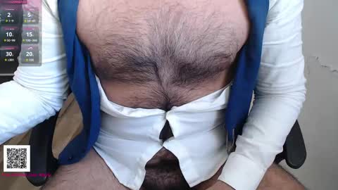 Snapshot of toaster1993 chatting on 11/17/25, 02:12 Leonel online show from 11/17/25, 02:12