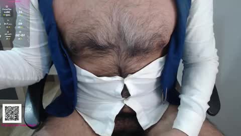 Snapshot of toaster1993 chatting on 12/01/25, 04:01 Leonel online show from 12/01/25, 04:01