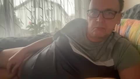 Snapshot of tom6644 chatting on 10/17/25, 02:52 Tom online show from 10/17/25, 02:52