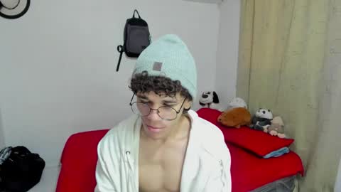 Snapshot of tom_blue10 chatting on 10/01/25, 12:33 Tom Blue online show from 10/01/25, 12:33