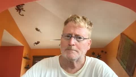 Snapshot of tomascausa chatting on 10/20/25, 07:25 Hola online show from 10/20/25, 07:25