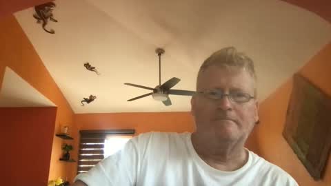 Snapshot of tomascausa chatting on 04/28/26, 03:28 Hola online show from 04/28/26, 03:28