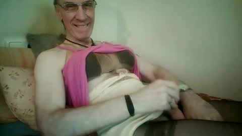 Snapshot of tomislav321 chatting on 04/26/26, 03:10 tomislav321 online show from 04/26/26, 03:10