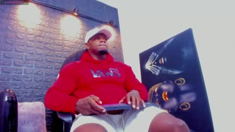 Snapshot of tommike388 chatting on 04/19/26, 04:01 Tom Mike online show from 04/19/26, 04:01