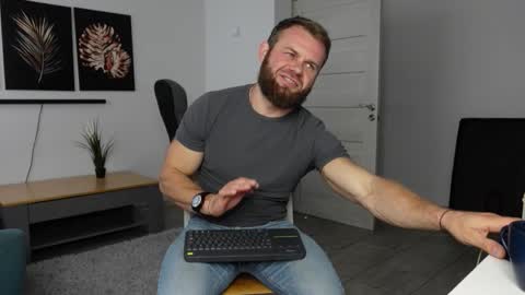 Snapshot of tommy_burnzzz chatting on 10/08/25, 06:33 tommy burnzzz online show from 10/08/25, 06:33