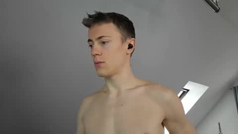 Snapshot of tomtimon11 chatting on 11/03/25, 11:22 tomtimon11 online show from 11/03/25, 11:22