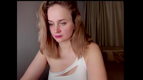 Snapshot of tony_and_alice chatting on 01/01/25, 01:58 Tony and Alice online show from 01/01/25, 01:58