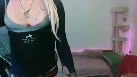 Snapshot of toyboybitchslut chatting on 12/21/24, 06:19 Patrizia online show from 12/21/24, 06:19