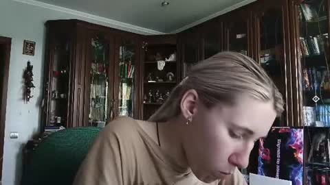 Snapshot of tranhardisty chatting on 06/18/26, 08:47 Lesly online show from 06/18/26, 08:47