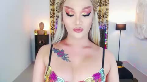 Snapshot of transplayfullolivia chatting on 09/16/25, 07:09 KYLIE BELLA TS online show from 09/16/25, 07:09