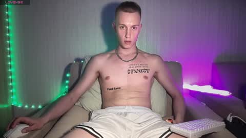 Snapshot of travis_gracile chatting on 06/25/26, 04:55 Travis online show from 06/25/26, 04:55