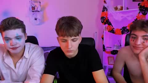 Travis online show from 10/31/25, 09:27