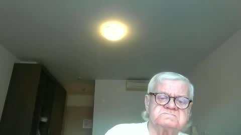 Snapshot of trekbeestje1 chatting on 12/15/25, 08:40 trekbeestje online show from 12/15/25, 08:40