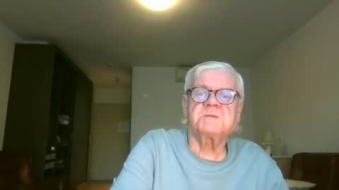 Snapshot of trekbeestje1 chatting on 12/19/25, 08:32 trekbeestje online show from 12/19/25, 08:32