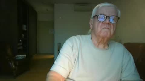 Snapshot of trekbeestje1 chatting on 12/21/25, 08:32 trekbeestje online show from 12/21/25, 08:32