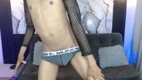 Snapshot of triiangel_latinboy chatting on 04/26/26, 01:58 Johan online show from 04/26/26, 01:58