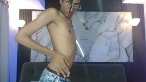 Snapshot of triiangel_latinboy chatting on 04/28/26, 02:49 Johan online show from 04/28/26, 02:49