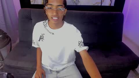 Snapshot of triiangel_latinboy chatting on 05/30/26, 12:35 Johan online show from 05/30/26, 12:35