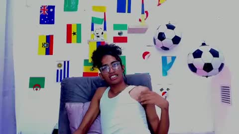 Snapshot of triiangel_latinboy chatting on 07/15/26, 12:21 Johan online show from 07/15/26, 12:21