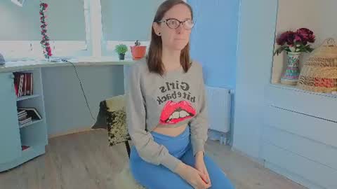 Snapshot of trishdelafontaine chatting on 06/17/26, 04:04 Viola online show from 06/17/26, 04:04