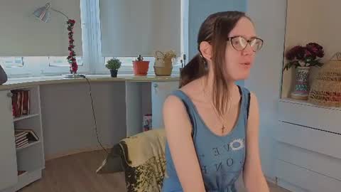 Snapshot of trishdelafontaine chatting on 06/20/26, 04:04 Viola online show from 06/20/26, 04:04