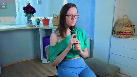 Snapshot of trishdelafontaine chatting on 07/24/26, 04:10 Viola online show from 07/24/26, 04:10