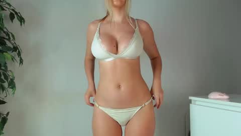 Snapshot of trixie_taylor chatting on 05/19/26, 05:41 Trixie Taylor online show from 05/19/26, 05:41