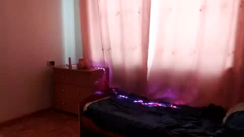 Snapshot of trypophob1a chatting on 02/01/25, 04:14 Emilum online show from 02/01/25, 04:14