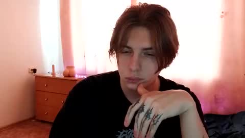 Snapshot of trypophob1a chatting on 02/02/25, 04:37 Emilum online show from 02/02/25, 04:37