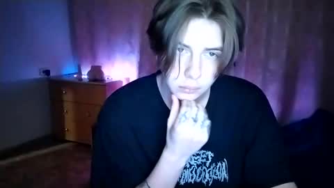 Snapshot of trypophob1a chatting on 02/02/25, 11:42 Emilum online show from 02/02/25, 11:42