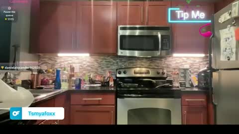 Snapshot of tsfoxx chatting on 05/13/26, 01:52 tsfoxx online show from 05/13/26, 01:52