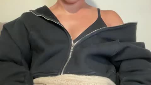 Snapshot of tsj777 chatting on 10/02/25, 10:11 tsj777 online show from 10/02/25, 10:11