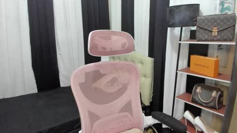 Snapshot of tsuncutrhein chatting on 11/08/25, 08:03 tsuncutrhein online show from 11/08/25, 08:03